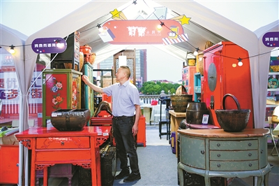 On the old Bund market hundreds of foreign trade excellent products to ignite the summer consumption enthusiasm